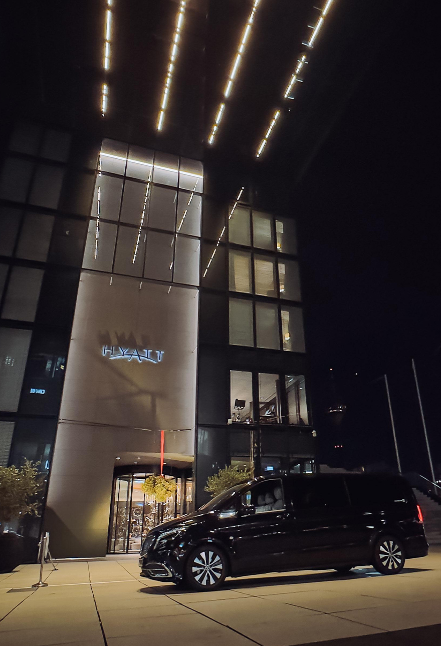 CanQa VIP vor einem Hotel bei Nacht – Hoteltransfer mit Chauffeur