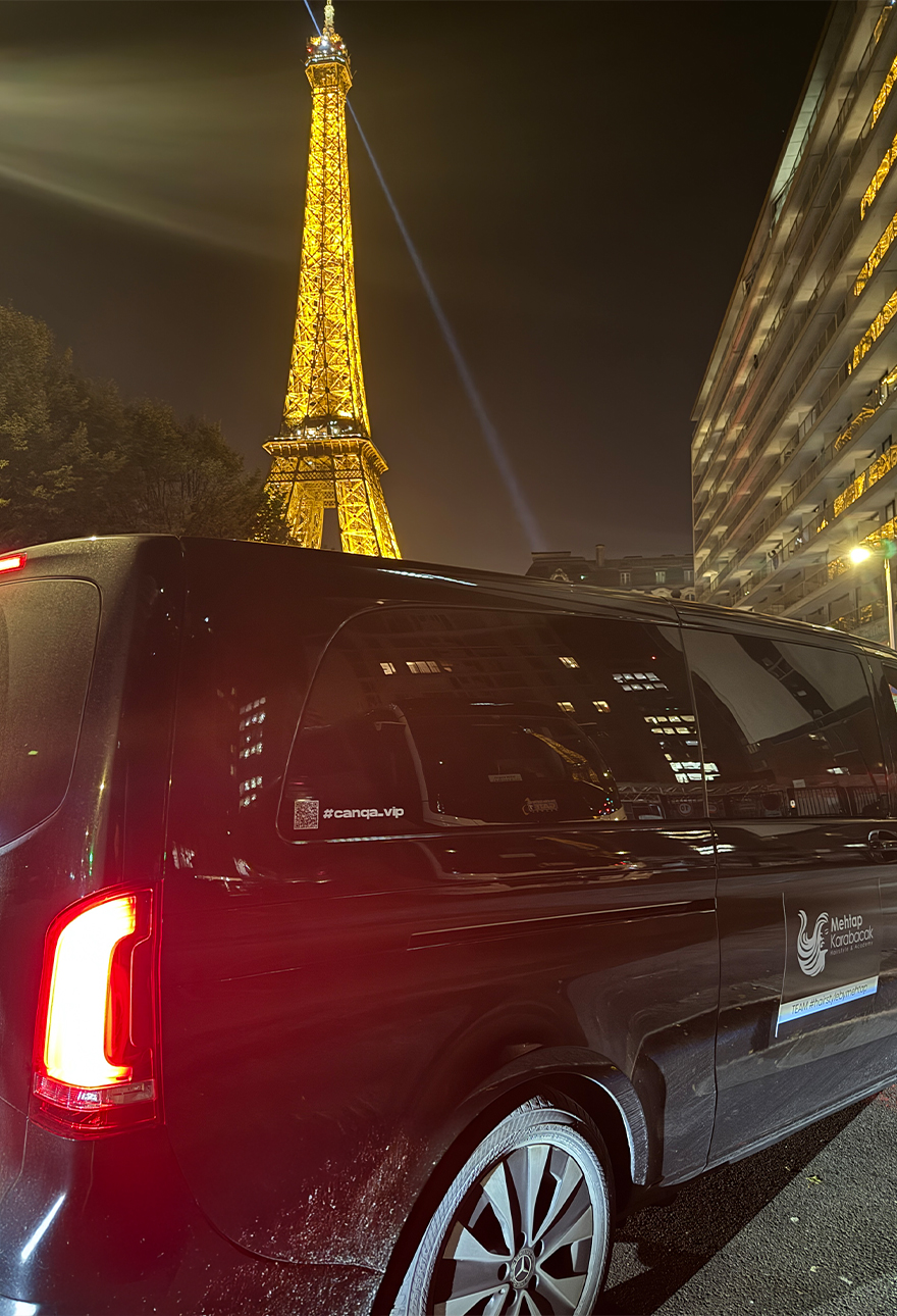 CanQa-VIP-Fahrzeug bei Nacht in Paris – Fernfahrten mit Chauffeur